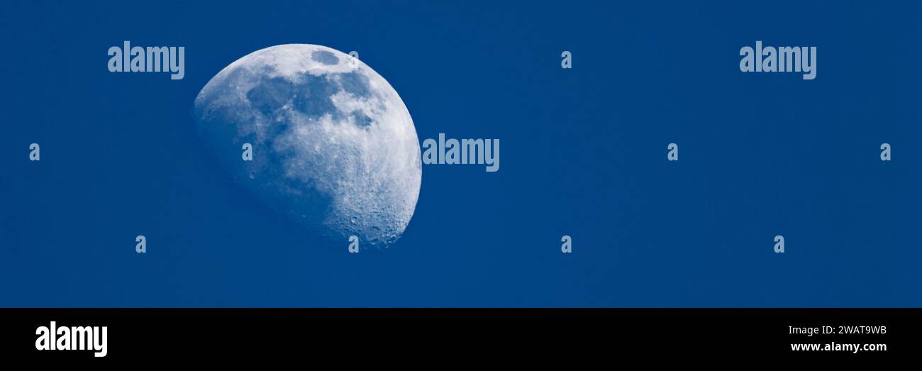 La lune de cire dans le ciel du début de la soirée Banque D'Images
