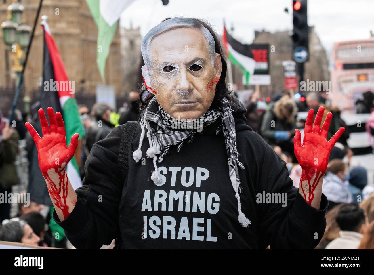 Londres, Royaume-Uni. 6 janvier 2024. Un activiste aux mains couvertes de faux sang porte un masque du Premier ministre israélien Benjamin Netanyahu alors que la Coalition pour la Palestine libre organise une manifestation bloquant le pont de Westminster exigeant un cessez-le-feu immédiat, la fin des ventes d’armes britanniques à Israël et la fin de l’occupation israélienne de la Palestine. Crédit : Ron Fassbender/Alamy Live News Banque D'Images