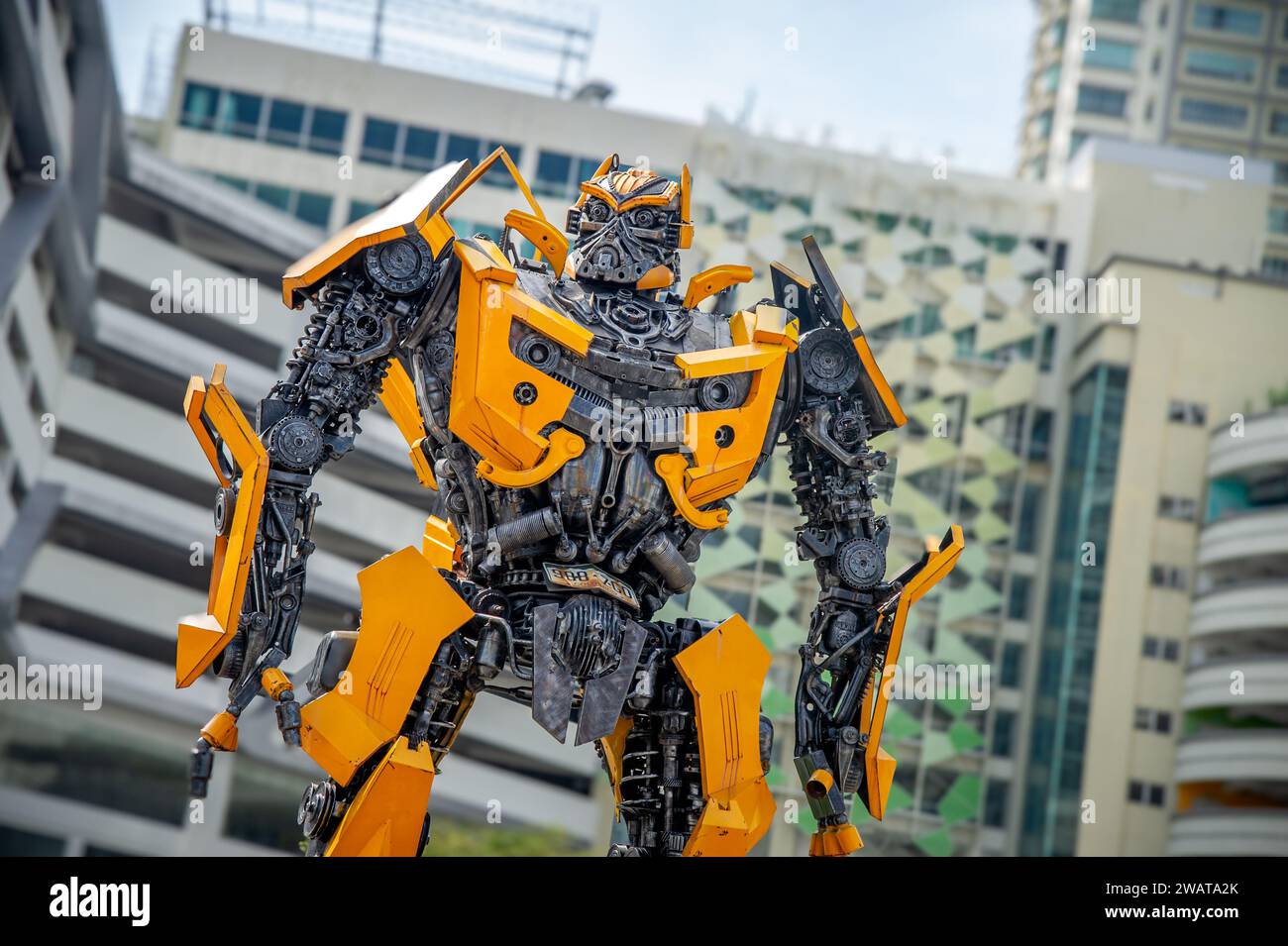 Penang, Malaisie - du 20 au 2023 février : Portrait de Transformers Bumblebee exposé à l'Esplanade, Georgetown, classé au patrimoine culturel mondial de l'UNESCO Banque D'Images