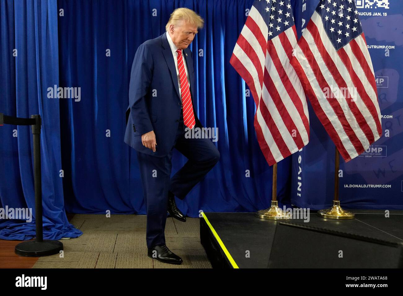 Republican presidential candidate former President Donald Trump steps onto the stage to speak at a rally at Des Moines Area Community College in Newton, Iowa, Saturday, Jan. 6, 2024. (AP Photo/Andrew Harnik) Banque D'Images