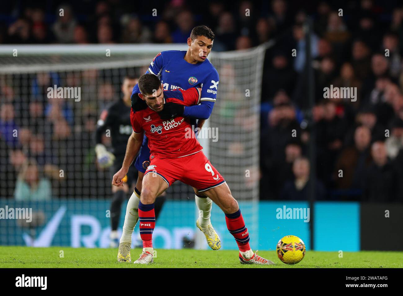 Londres, Royaume-Uni. 6 janvier 2024 ; Stamford Bridge, Chelsea, Londres, Angleterre : FA Cup Third Round football, Chelsea contre Preston ; Thiago Silva de Chelsea a tenu le ballon par Ched Evans de Preston North End crédit : action plus Sports Images/Alamy Live News Banque D'Images