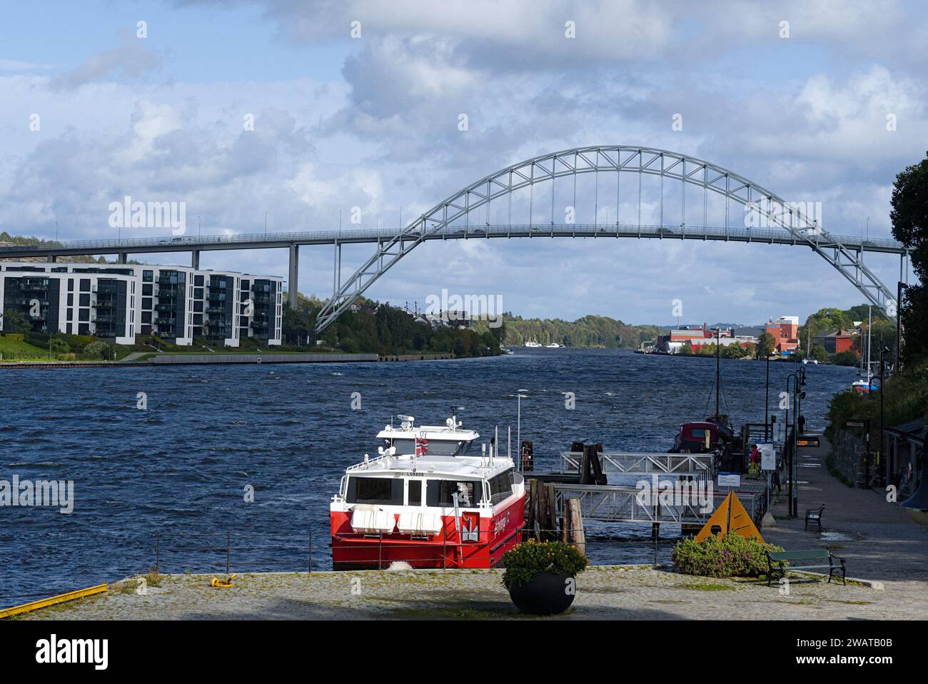 Bateau rouge et pont Fredrikstad sous ciel bleu. Banque D'Images