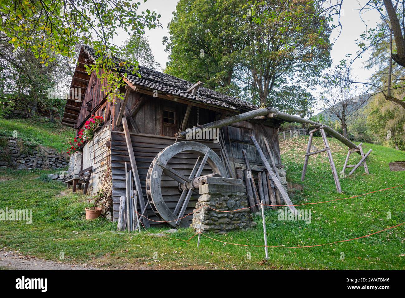 Ancien moulin à eau en bois sur un flanc de montagne près de la place de Terenten (italien : Terento) dans la vallée de Puster, Tyrol du Sud, Italie. Banque D'Images