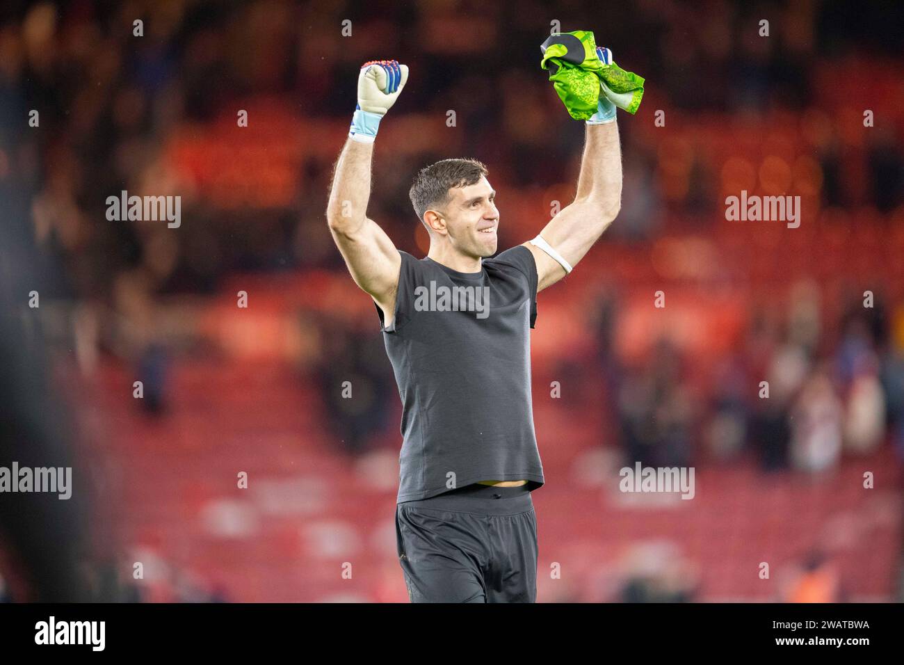 Middlesbrough le samedi 6 janvier 2024. Le gardien de but d'Aston Villa Emiliano Martinez applaudit les supporters après avoir remporté le match du troisième tour de la FA Cup entre Middlesbrough et Aston Villa au Riverside Stadium, Middlesbrough, le samedi 6 janvier 2024. (Photo : Trevor Wilkinson | MI News) crédit : MI News & Sport / Alamy Live News Banque D'Images