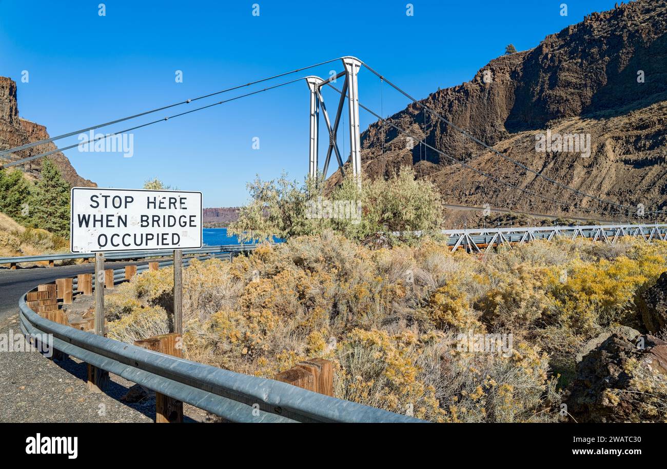Un panneau de signalisation sur le pont suspendu à une voie traversant la rivière Deschutes dans le parc d'État de Cove Palisades dans l'Oregon, États-Unis Banque D'Images