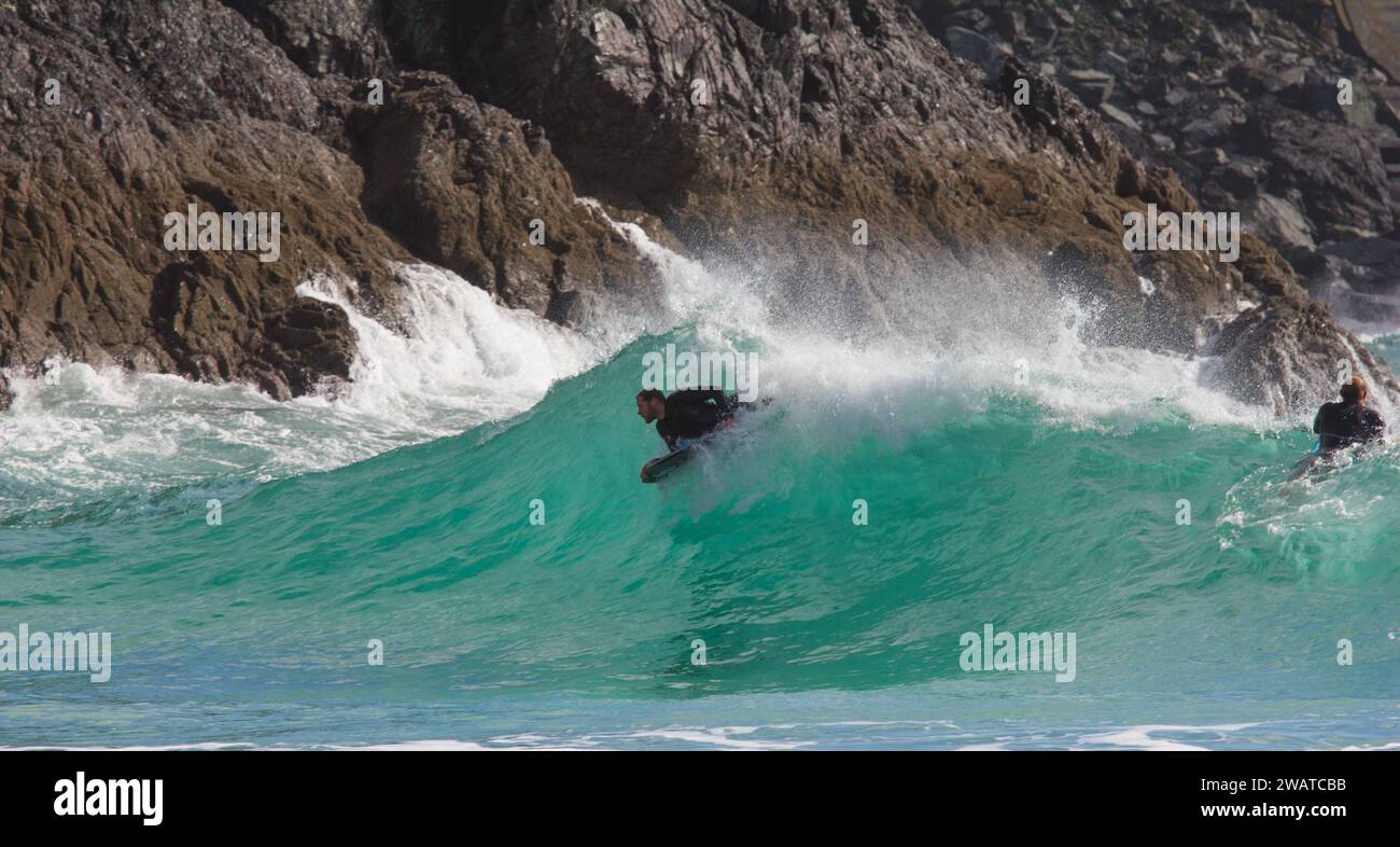 Body boarder attrapant le brise-roche à Kynance Cove, Cornwall. Attraper le gros. Banque D'Images