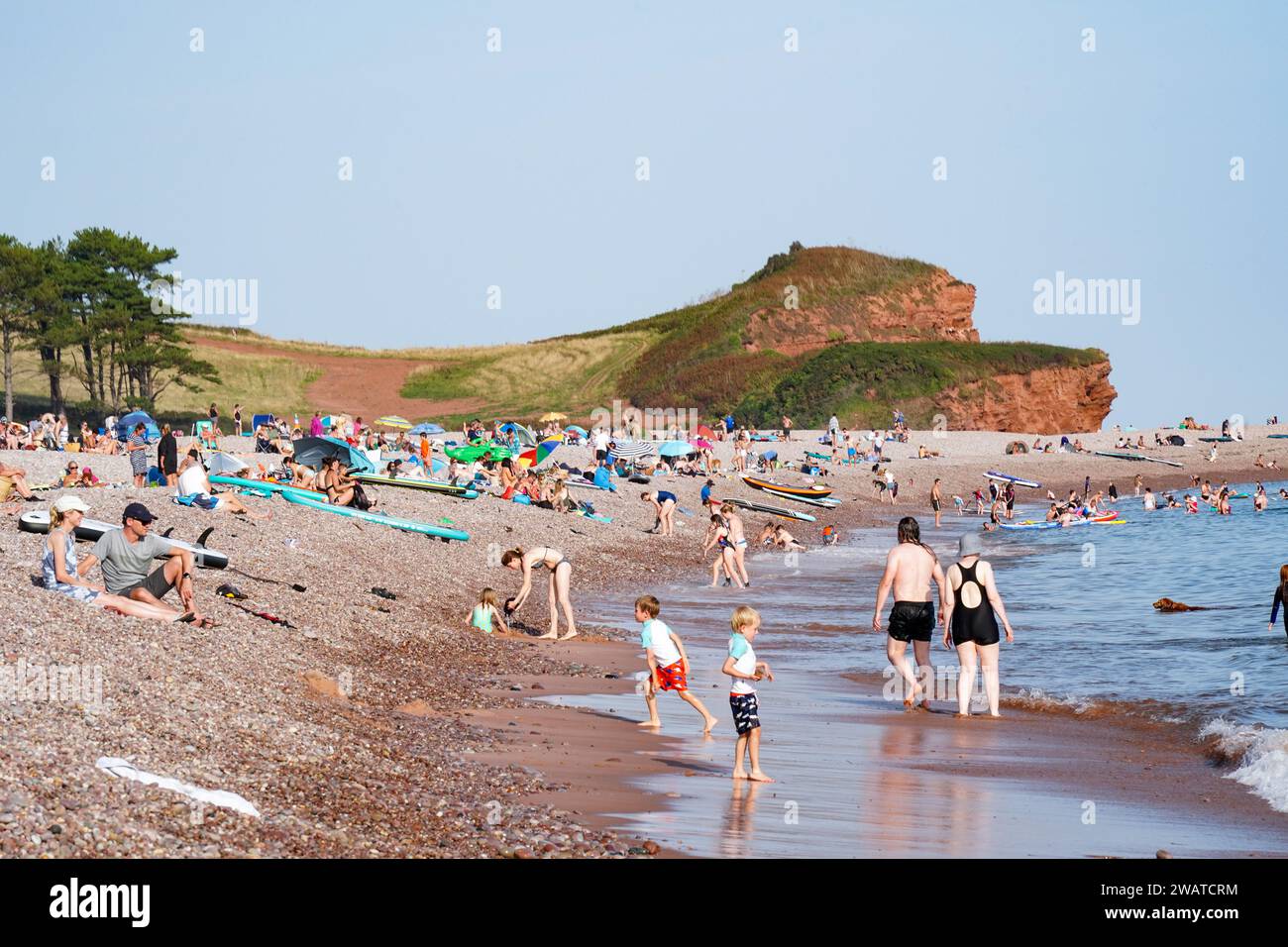 Budleigh Salterton, Royaume-Uni - 9 septembre 2023 : les amateurs de plage profitent d'une chaude journée d'été à Budleigh Salterton Beach, Jurassic Coast, Devon, Royaume-Uni Banque D'Images