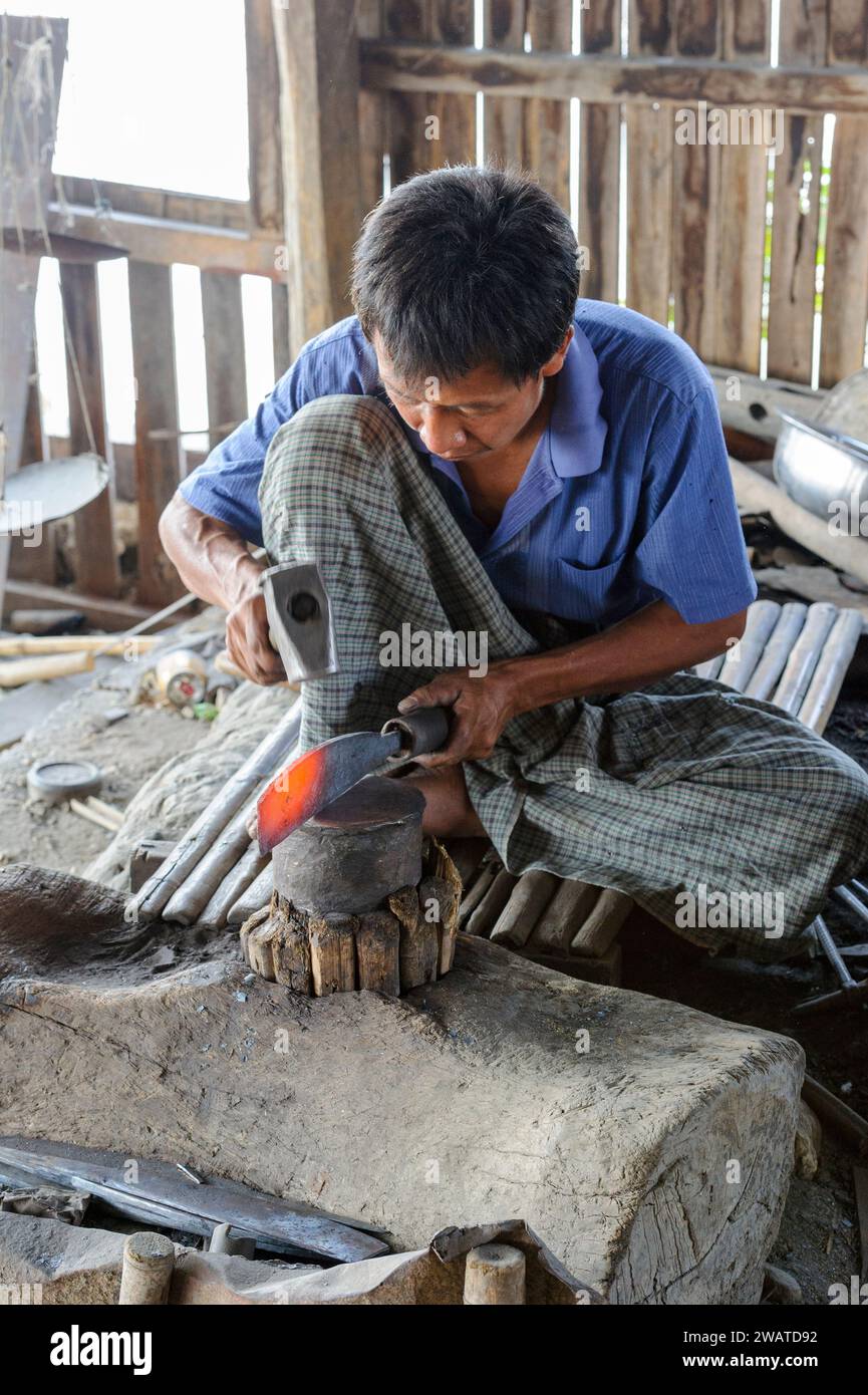 Forgeron travaillant dans un magasin. Lac Inle, Myanmar, Birmanie. Banque D'Images