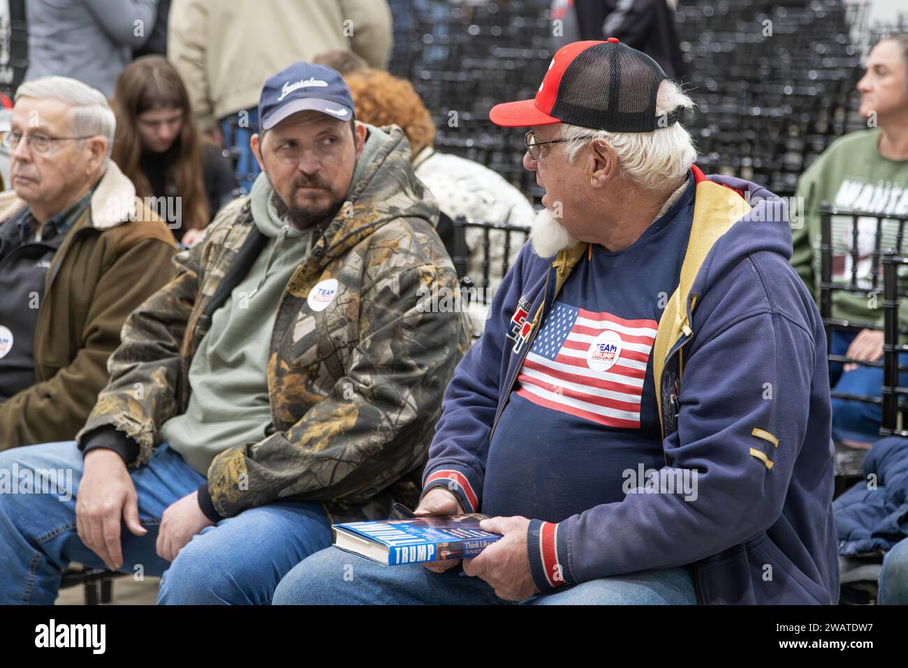 Invités à un rassemblement de campagne Donald Trump organisé par la députée de Géorgie Marjorie Taylor Greene au centre d'événements Hidden Tower à Keokuk, Iowa, États-Unis. App Banque D'Images