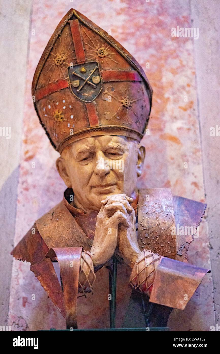 figure du Pape Jean-Paul II à l'intérieur de la Basilique des Martyrs, Eglise du Saint Sacrement, Lisbonne. Banque D'Images