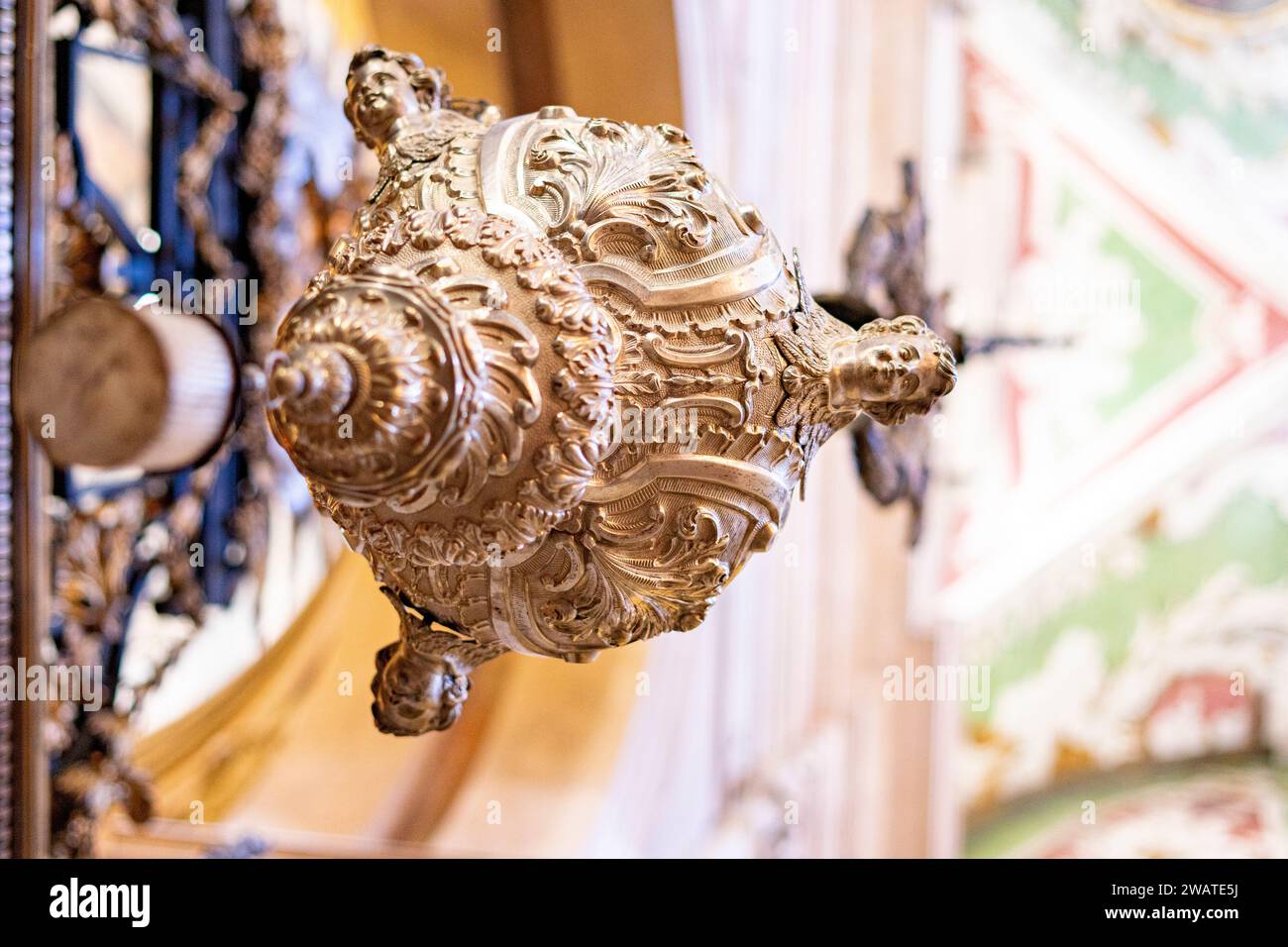 Objet d'art sacré, brûleur d'encens à l'intérieur de la basilique des Martires, église du Saint-Sacrement, Lisbonne. Banque D'Images