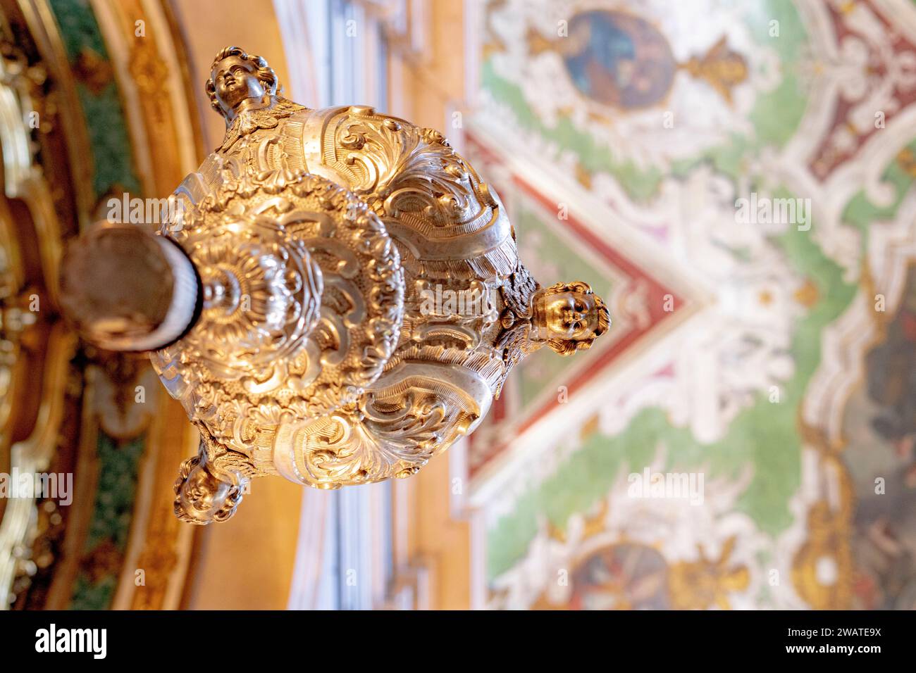 Objet d'art sacré, brûleur d'encens à l'intérieur de la basilique des Martires, église du Saint-Sacrement, Lisbonne. Banque D'Images