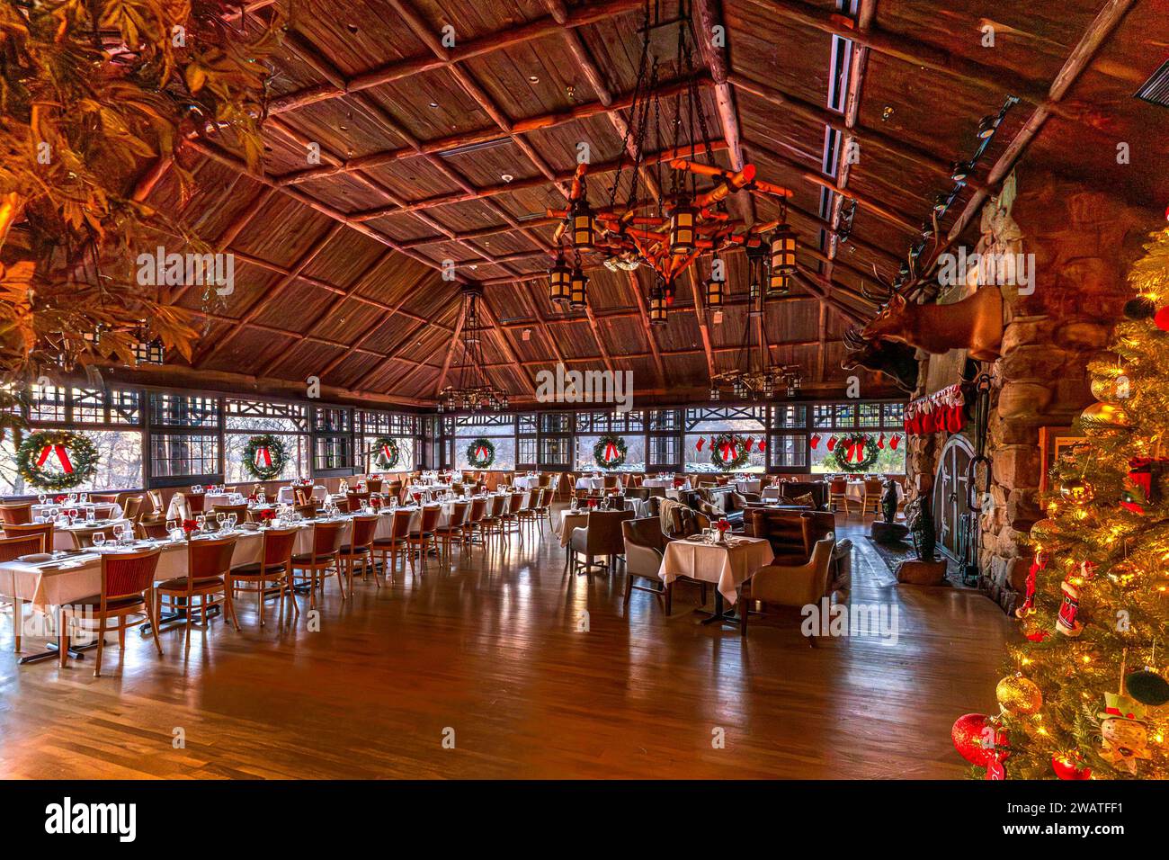 Bear Mountain, NY - US - 30 déc. 2023 vue grand angle de la salle à manger rustique du Restaurant 1915 dans l'historique Bear Mountain Inn pendant les fêtes de Noël Banque D'Images