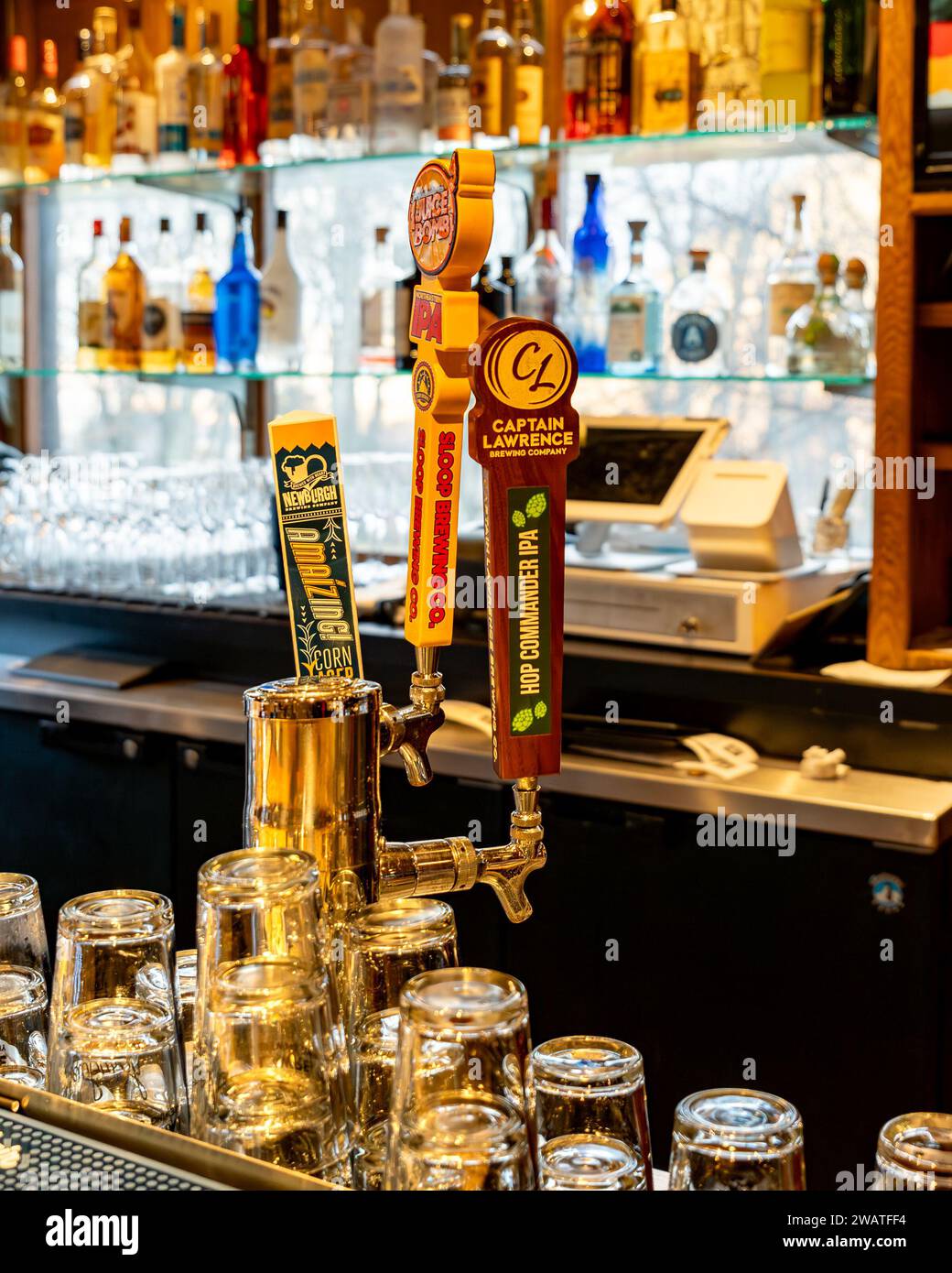 Bear Mountain, NY - US - 30 déc. 2023 gros plan vertical des robinets de bière, de la verrerie et de l’arrière-bar du salon du restaurant Bear Mountain Inn’s 1915. L Banque D'Images