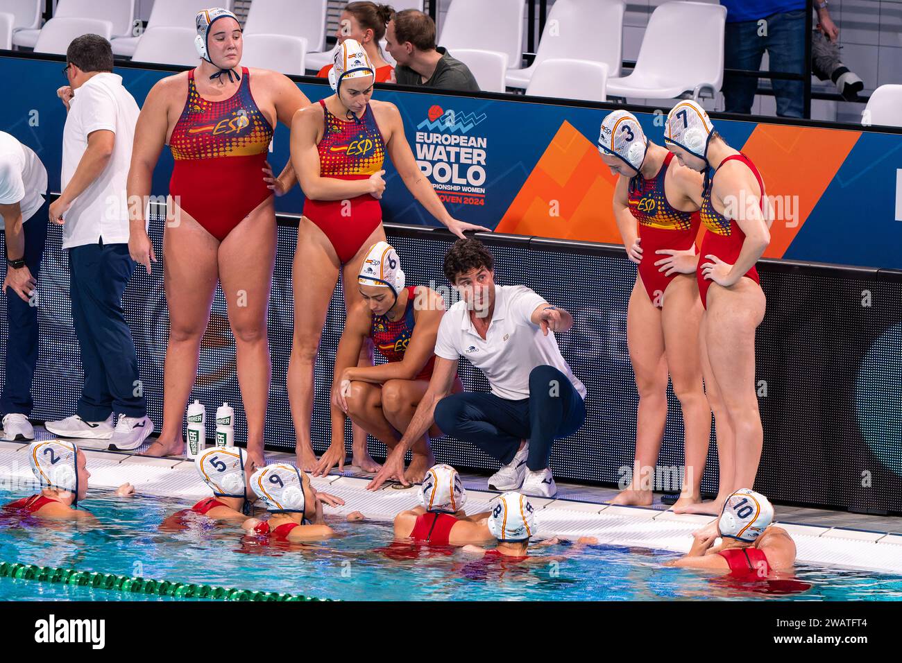 Eindhoven, pays-Bas. 06 janvier 2024. EINDHOVEN, PAYS-BAS - 6 JANVIER : l'entraîneur Miguel Angel Oca Gaia d'Espagne lors du match des Championnats d'Europe de water-polo féminin 2024 entre l'Espagne et Israël au Pieter van den Hoogenband Zwemstadion le 6 janvier 2024 à Eindhoven, pays-Bas. (Photo Joris Verwijst/Agence BSR) crédit : Agence BSR/Alamy Live News Banque D'Images