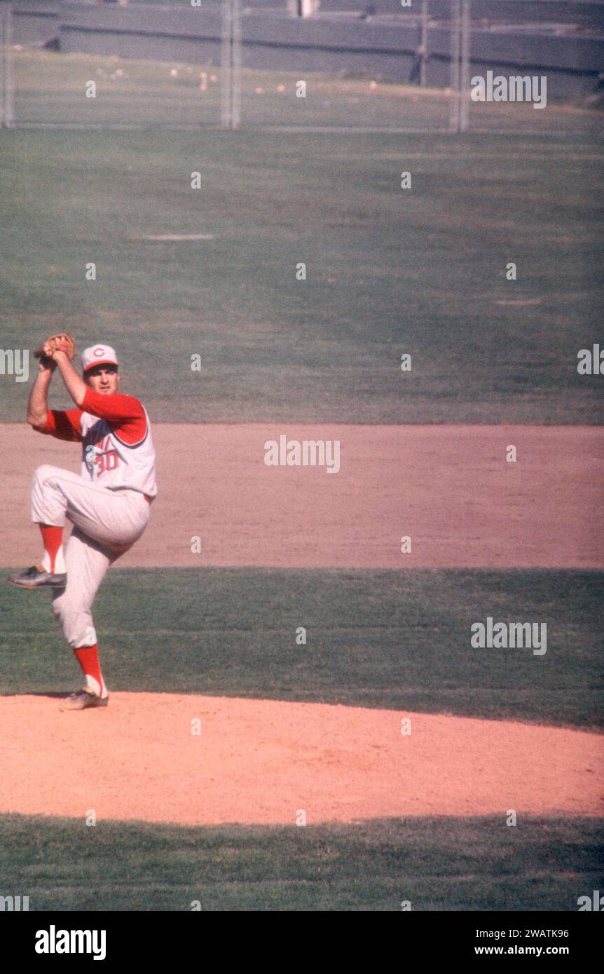 LOS ANGELES, CA - 9 JUILLET : le lanceur Joey Jay #30 des Cincinnati Reds se prépare à lancer le terrain lors d'un match MLB contre les Los Angeles Dodgers le 9 juillet 1961 au Los Angeles Memorial Coliseum de Los Angeles, Californie. (Photo de Hy Peskin) *** Légende locale *** Joey Jay Banque D'Images