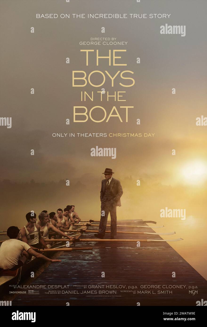 The Boys in the Boat (2023) réalisé par George Clooney et mettant en vedette Joel Edgerton, Callum Turner et Peter Guinness. Une histoire des années 1930 centrée sur l'équipe d'aviron de l'Université de Washington, de leurs débuts à l'ère de la dépression jusqu'à la victoire de l'or aux Jeux olympiques de Berlin en 1936. Affiche US une feuille ***USAGE ÉDITORIAL SEULEMENT***. Crédit : BFA / Metro-Goldwyn-Mayer Banque D'Images