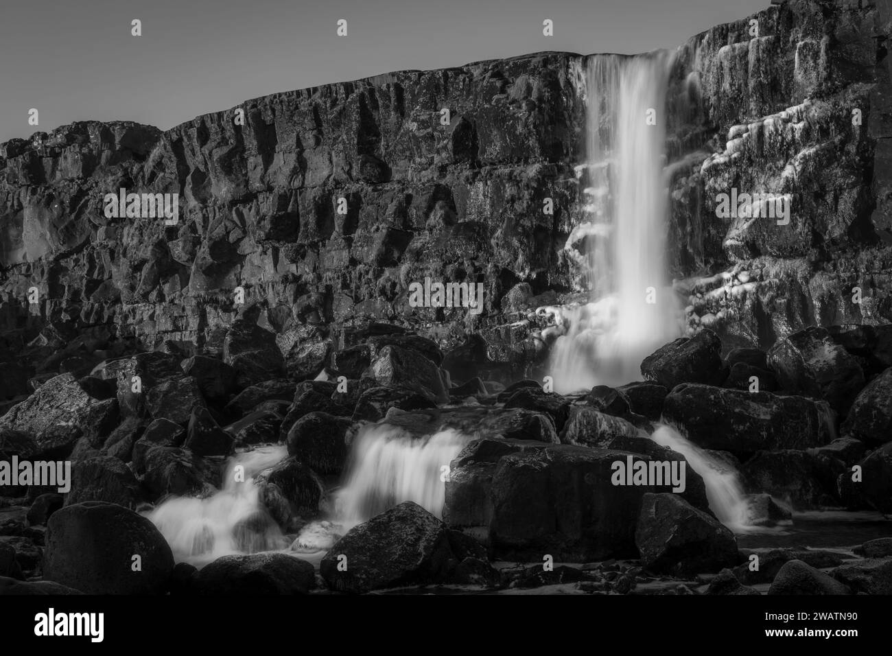 Paysage en noir et blanc de la cascade Oxararfoss dans le parc national de Thingvellir, Islande. Oxararfoss cascade est la célèbre cascade attirant Banque D'Images