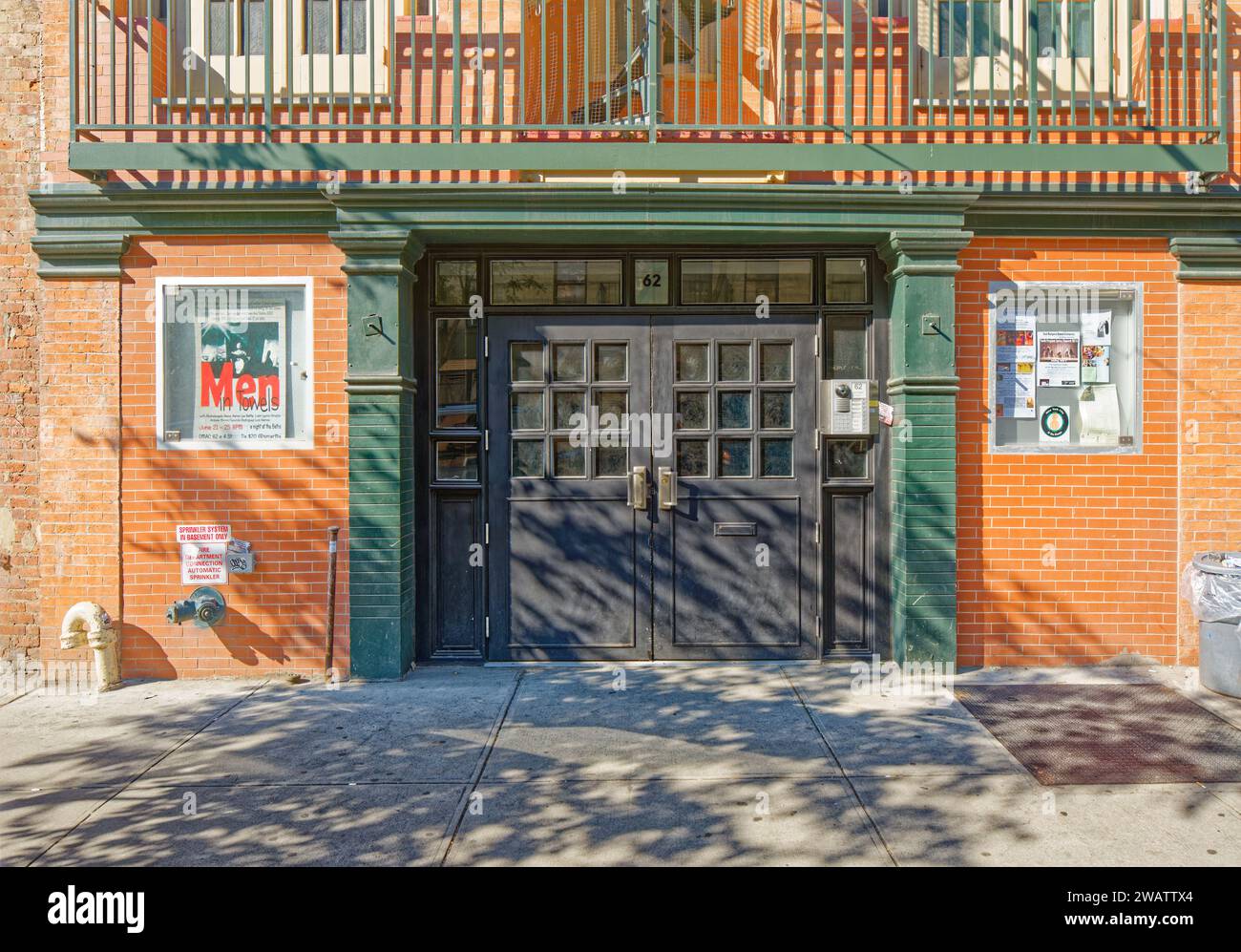 Maintenant un théâtre, 62 E 4th St. a commencé en 1889 comme un restaurant, avec des salles de réunion et l'appartement du propriétaire au dernier étage (d'où la fuite de feu fermée excentrique). Banque D'Images