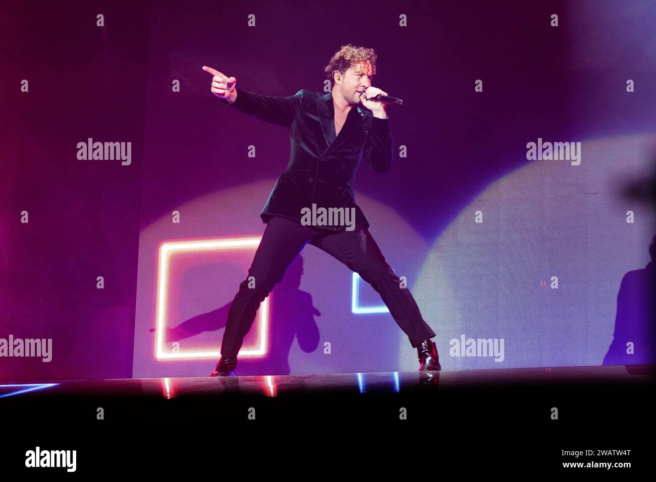 Le chanteur David Bisbal se produit lors du concert de I Feel Alive Tour 2023 au Wizcenter de Madrid 6 décembre 2023 Espagne avec : David Bisbal où : Madrid, Espagne quand : 06 décembre 2023 crédit : Oscar Gonzalez/WENN Banque D'Images