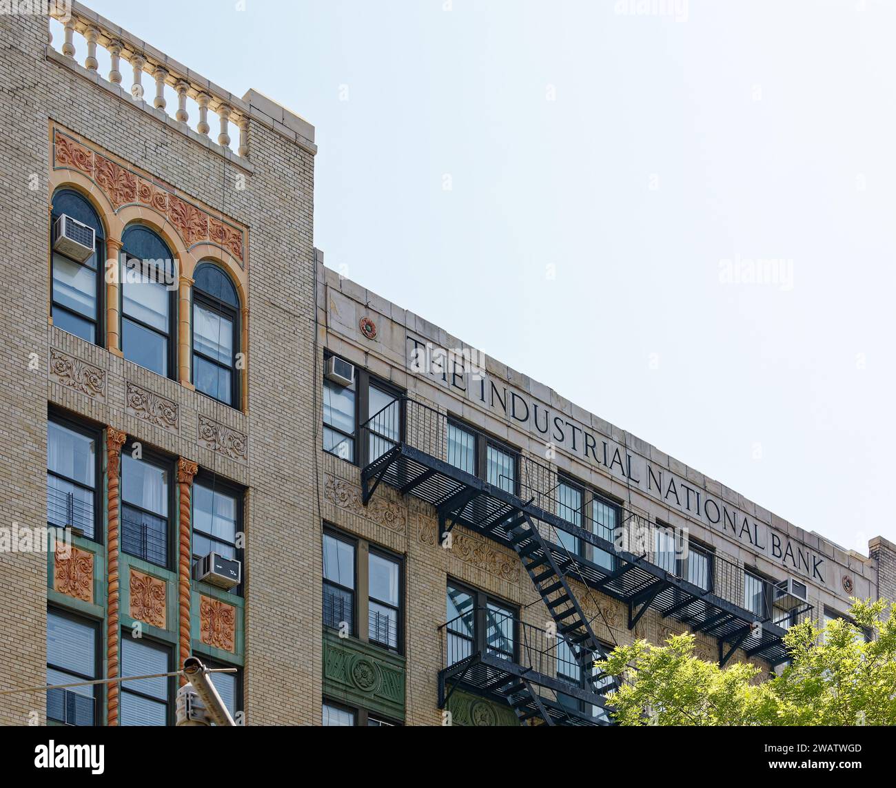 Industrial National Bank a construit ce bâtiment emblématique de six étages en brique et terre cuite sur une base calcaire de double hauteur – toujours occupée par une banque. Banque D'Images