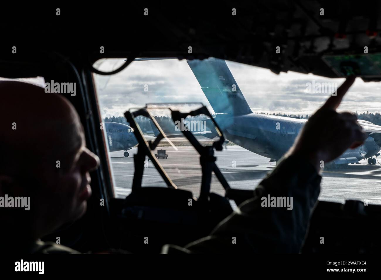 Le commandant Richard Vance, pilote de l'US Air Force, affecté au 313th Airlift Squadron, effectue des vérifications avant vol sur un avion C-17 Globemaster III, le 31 décembre 2023, à la base interarmées Lewis-McChord (Washington). L'avion peut effectuer des missions tactiques de transport aérien et de largage aérien et peut transporter des portées et des patients ambulatoires lors d'évacuations aéromédicales. (Photo de l'US Air Force par le 2e lieutenant Heather Cozad Staley) Banque D'Images