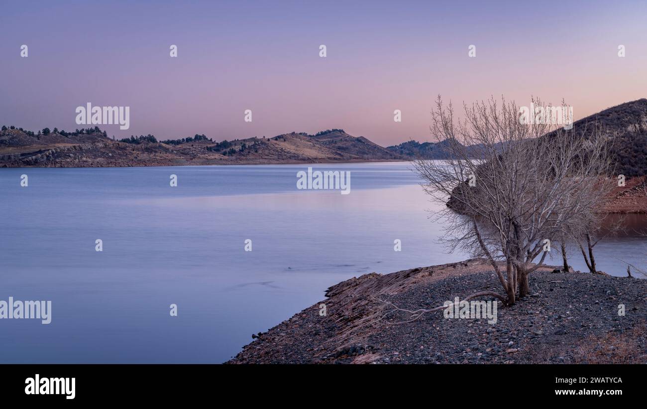 Crépuscule d'automne ou d'hiver sur Horsetooth Reservoir aux contreforts du nord du Colorado Banque D'Images