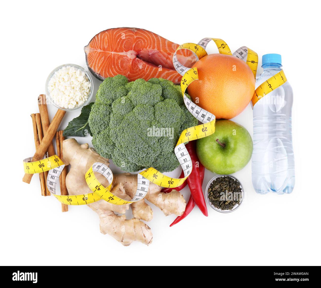 Métabolisme. Différents produits alimentaires et ruban à mesurer sur fond blanc, vue de dessus Banque D'Images