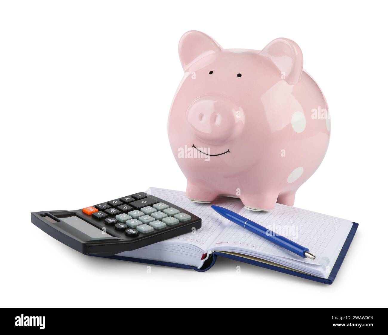 Calculatrice, tirelire rose, cahier et stylo isolé sur blanc Banque D'Images