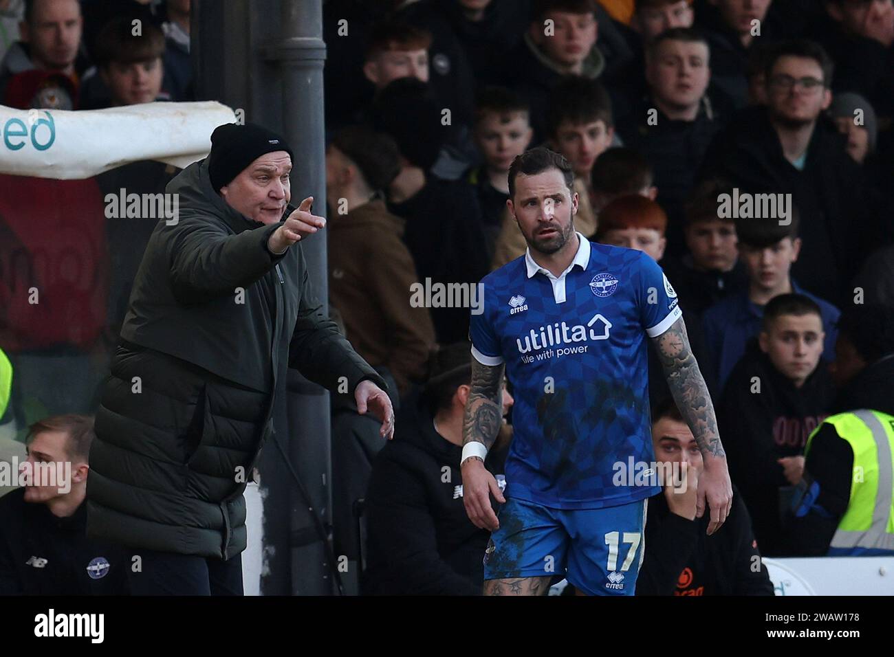 Newport, Royaume-Uni. 06 janvier 2024. Richard Hill, l'entraîneur d'Eastleigh FC (à gauche) avec Chris Maguire d'Eastleigh FC (à droite). Emirates FA Cup, match de 3e tour, Newport County contre Eastleigh à Rodney Parade à Newport, pays de Galles du Sud le samedi 6 janvier 2024. Cette image ne peut être utilisée qu'à des fins éditoriales. Usage éditorial uniquement, photo par Andrew Orchard/Andrew Orchard photographie sportive/Alamy Live News crédit : Andrew Orchard photographie sportive/Alamy Live News Banque D'Images