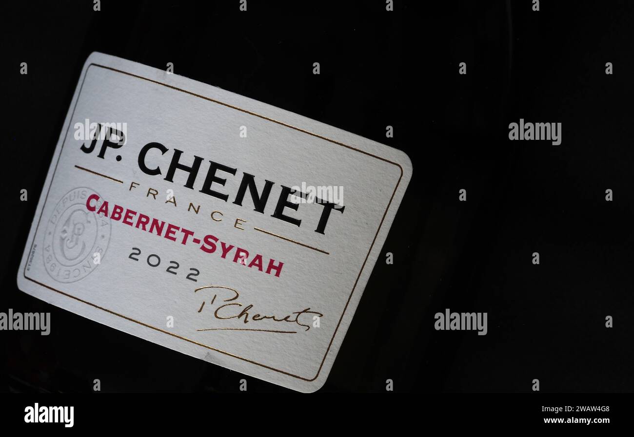 Bavière, Allemagne - 7 janvier 2024 : dans cette photo illustration un JP. Chenet Cabernet-Syrah 2022 vin Banque D'Images