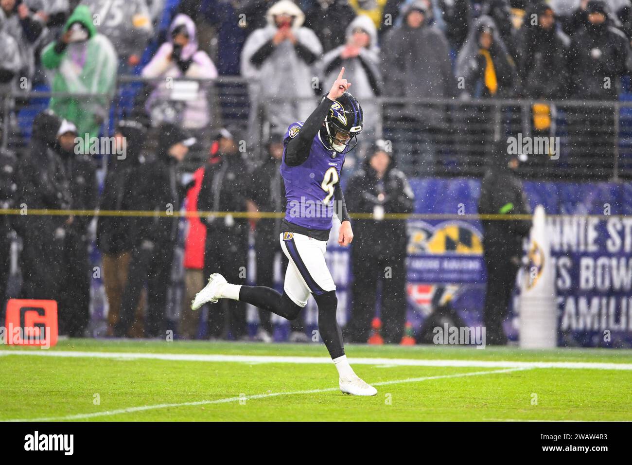 Le kicker Justin Tucker (9) de Baltimore Ravens place est présenté avant d'affronter les Steelers de Pittsburgh au M&T Bank Stadium de Baltimore, Maryland, le samedi 6 janvier 2024. Photo de David Tulis/UPI Banque D'Images