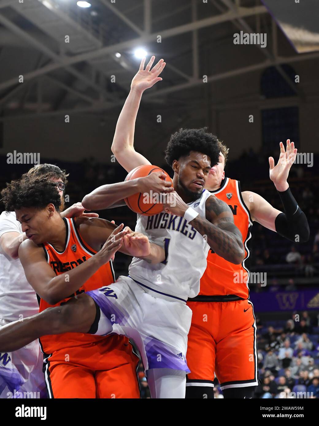 06 janvier 2024 : Keion Brooks Jr. (1), attaquant des Washington Huskies, se bat pour un rebond lors du match de basket-ball NCAA entre les Oregon State Beavers et les Washington Huskies au HEC Ed Pavilion à Seattle, WA. Washington bat l'Oregon State 79-72. Steve Faber/CSM Banque D'Images