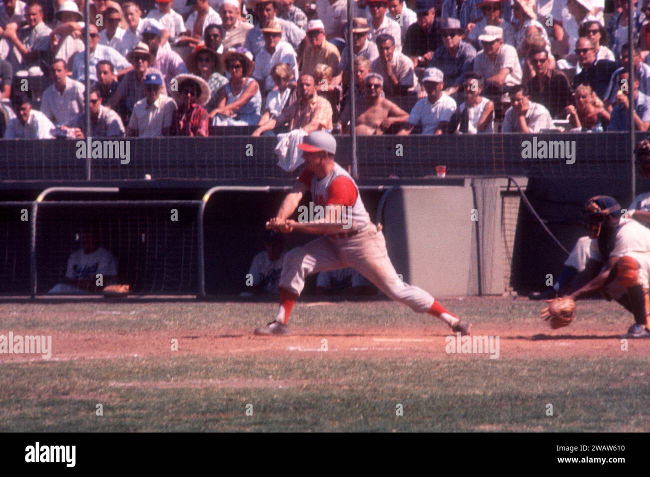 LOS ANGELES, CA - 9 JUILLET : Gordy Coleman #18 des Reds de Cincinnati saute sur le terrain lors d'un match MLB contre les Dodgers de Los Angeles le 9 juillet 1961 au Los Angeles Memorial Coliseum de Los Angeles, Californie. (Photo de Hy Peskin) *** Légende locale *** Gordy Coleman Banque D'Images