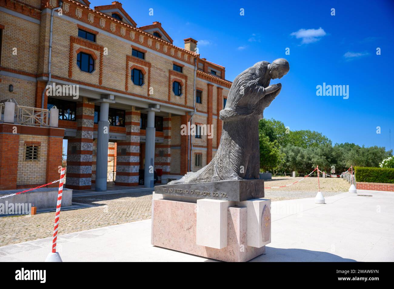 Statue du Pape Pie XII témoin du Miracle du Soleil au Vatican en 1950. Le sanctuaire du Christ Roi (Santuário de Cristo Rei) à Almada. Banque D'Images