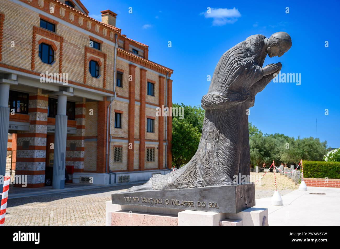 Statue du Pape Pie XII témoin du Miracle du Soleil au Vatican en 1950. Le sanctuaire du Christ Roi (Santuário de Cristo Rei) à Almada. Banque D'Images