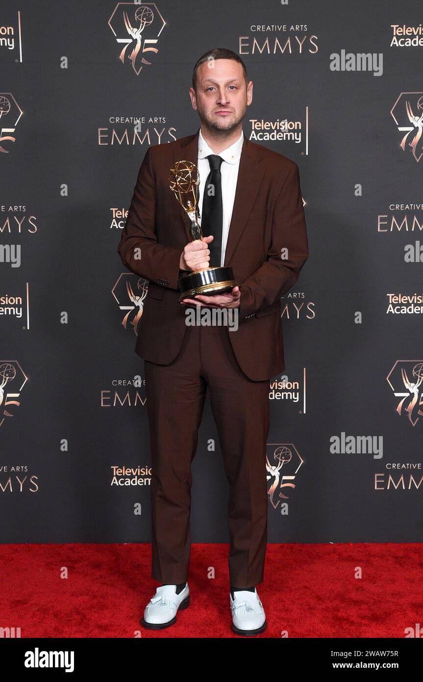 Tim Robinson poses with the award for outstanding actor in a short form comedy or drama series for "I Think You Should Leave With Tim Robinson" in the press room during night one of the Creative Arts Emmy Awards on Saturday, Jan. 6, 2024, at the Peacock Theater in Los Angeles. (Photo by Richard Shotwell/Invision/AP) Banque D'Images