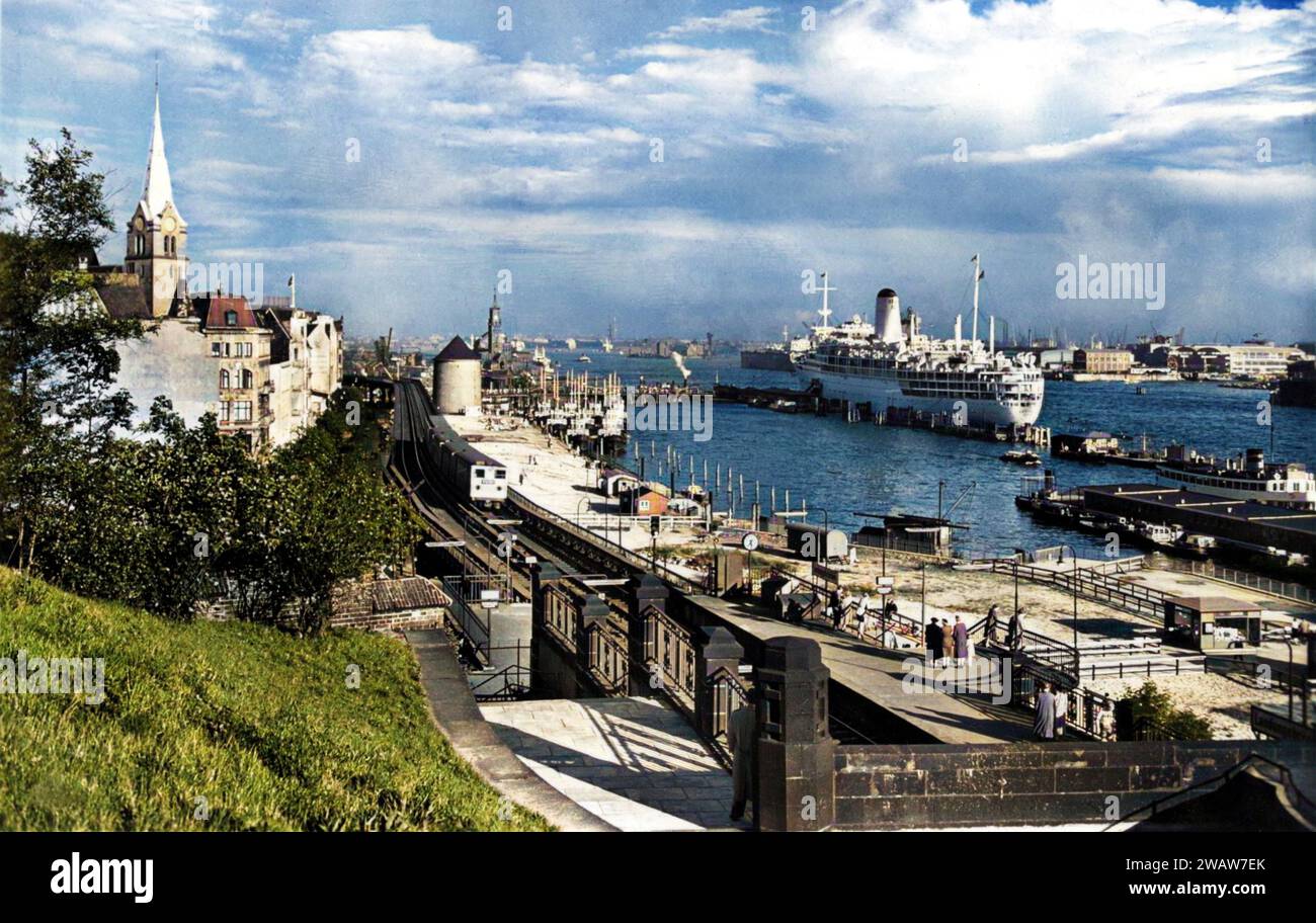 1955 c., printemps , HAMBOURG , Basse-Saxe , ALLEMAGNE : les jetées sur l'ELBE du Port de Hambourg ( Hamburger Hafen ) sur la gare de Landungsbrucken . Vue depuis le Stint Catch sur le pont d'outre-mer ( Überseebrücke ) avec le navire à passagers ARCADIA . Le Überseebrücke est situé à l'est de la rue St. Pauli Landungsbrücken dans le St. Quartier Pauli. Le caillé (à gauche sur la photo) est l'église des marins suédois ( l'église Gustav Adolf - Gustaf-Adolfs-Kirche ), construite entre 1906-1907 . Le système de ponton a été construit en 1930 par la compagnie maritime Hamburg Süd et a servi de quai pour Banque D'Images