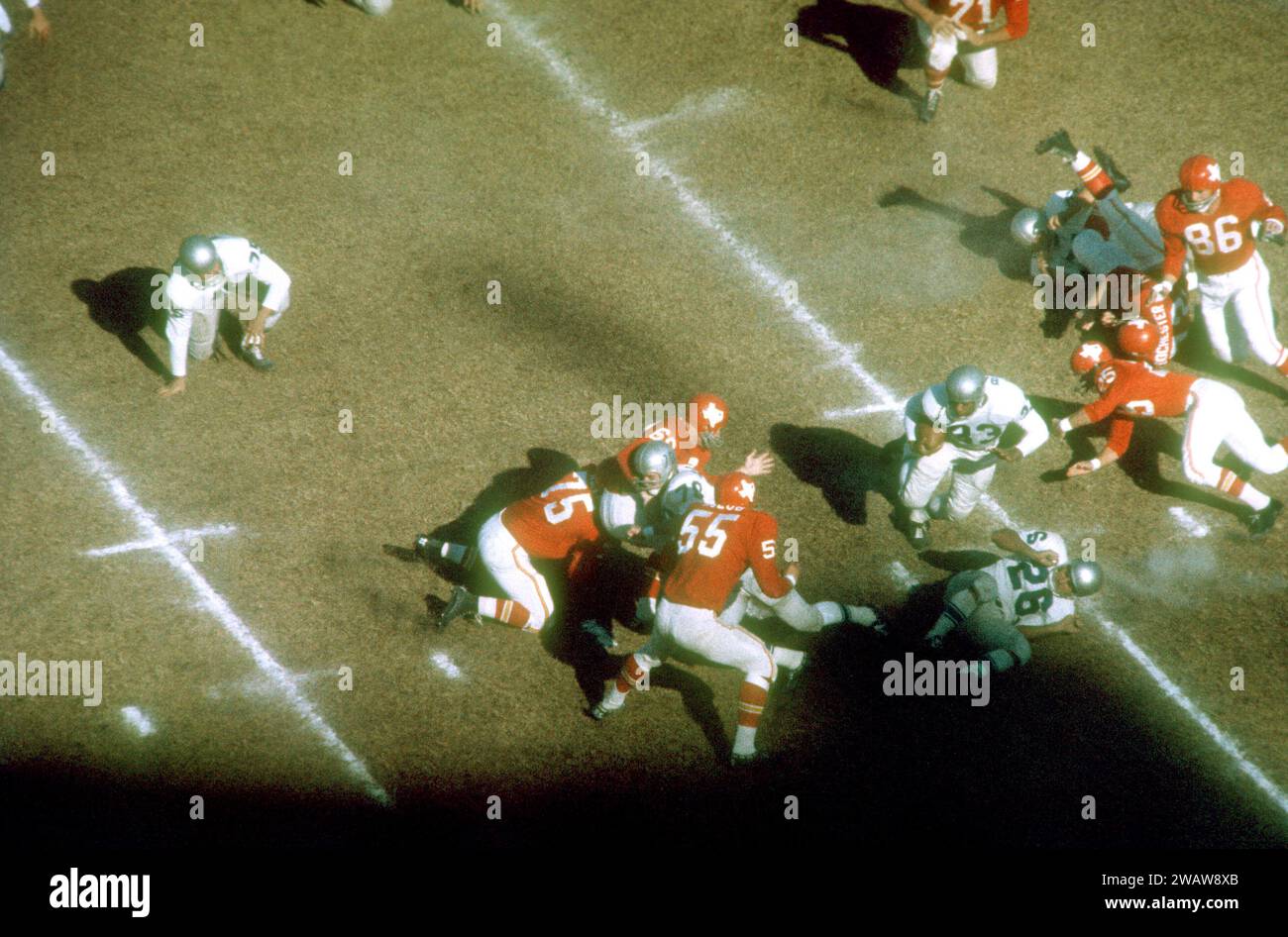 DALLAS, TX - 12 NOVEMBRE : Art Baker #33 des Bills de Buffalo court avec le ballon lors d'un match de l'AFL contre les Texans de Dallas le 12 novembre 1961 au Cotton Bowl à Dallas, Texas. (Photo de Hy Peskin) *** Légende locale *** Art Baker Banque D'Images