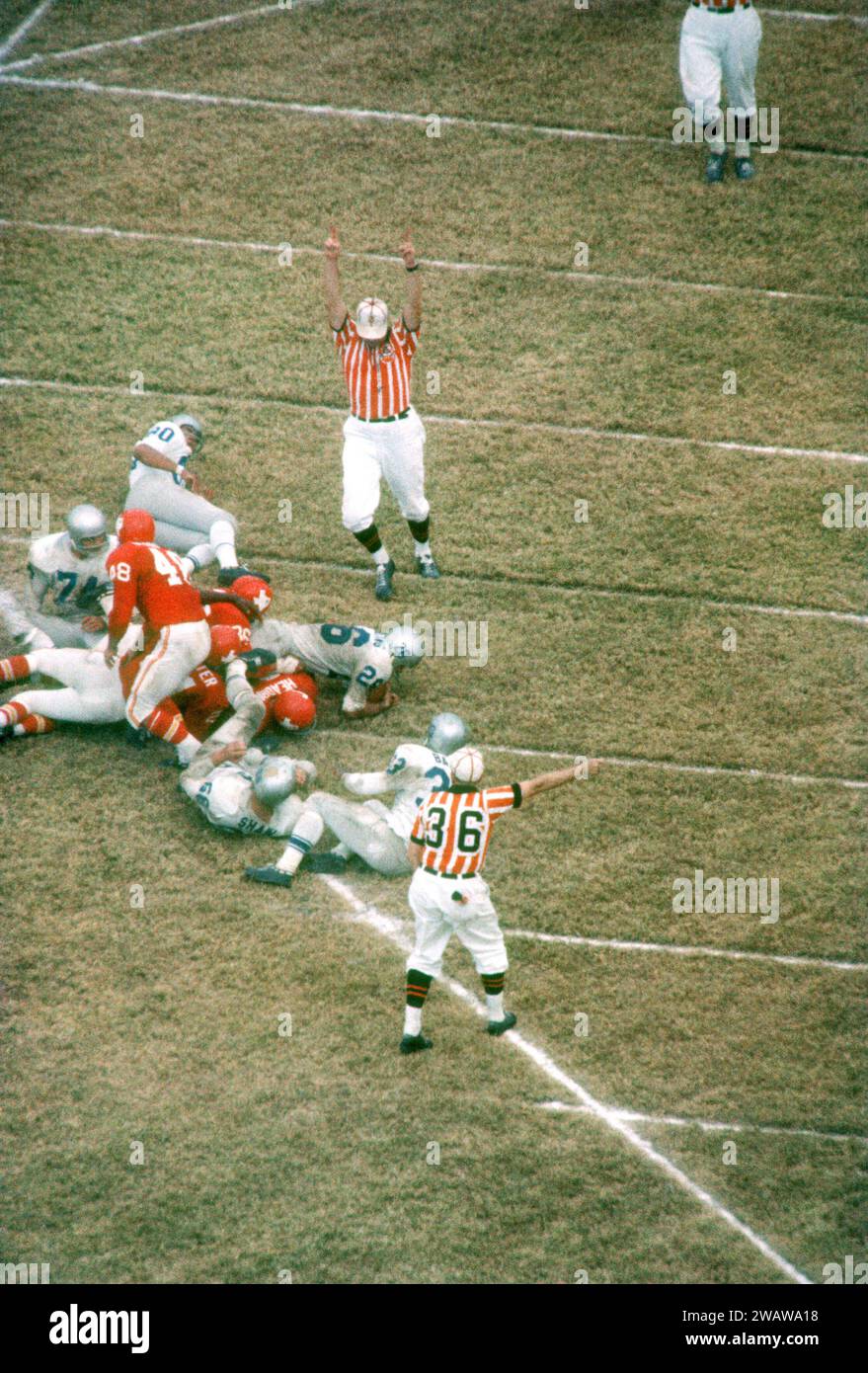 DALLAS, TX - 12 NOVEMBRE : Dewey Bohling #26 des Bills de Buffalo marque le touchdown lors d'un match de l'AFL contre les Texans de Dallas le 12 novembre 1961 au Cotton Bowl à Dallas, Texas. (Photo de Hy Peskin) *** Légende locale *** Dewey Bohling Banque D'Images