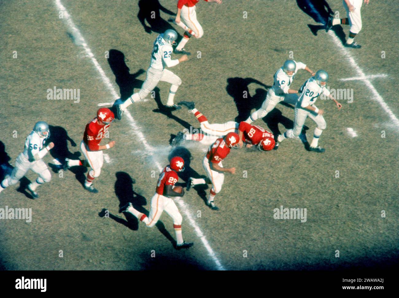 DALLAS, TX - 12 NOVEMBRE : Abner Haynes #28 des Texans de Dallas court avec le ballon lors d'un match de l'AFL contre les Bills de Buffalo le 12 novembre 1961 au Cotton Bowl à Dallas, Texas. (Photo de Hy Peskin) *** Légende locale *** Abner Haynes Banque D'Images