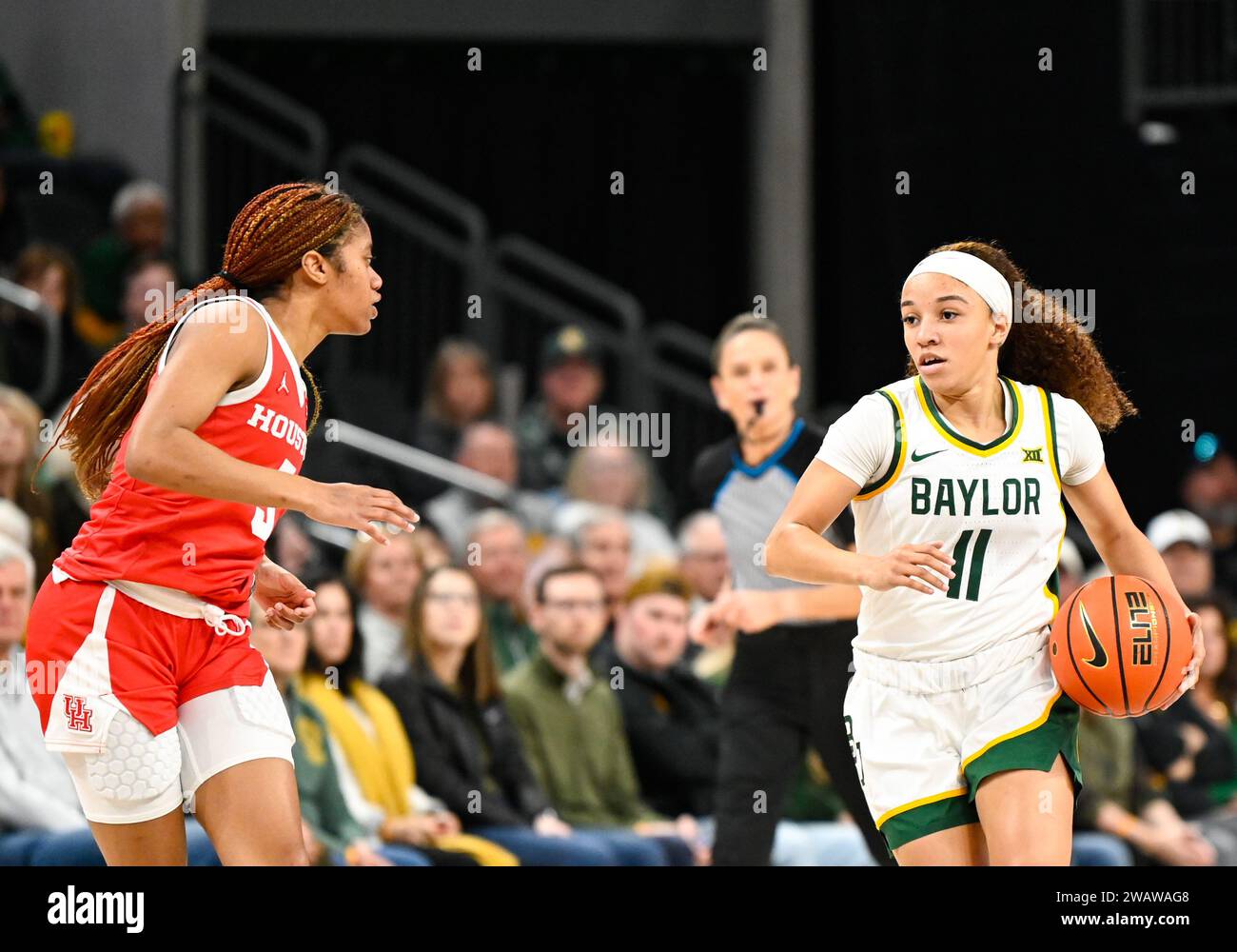 Waco, Texas, États-Unis. 6 janvier 2024. La garde des Baylor Lady Bears, Jada Walker (11), dribble le ballon contre la garde des Houston Cougars, n'Yah Boyd (5) lors de la 1e moitié du match de basket-ball entre les Houston Cougars et les Baylor Lady Bears au Foster Pavilion à Waco, Texas. Matthew Lynch/CSM/Alamy Live News Banque D'Images