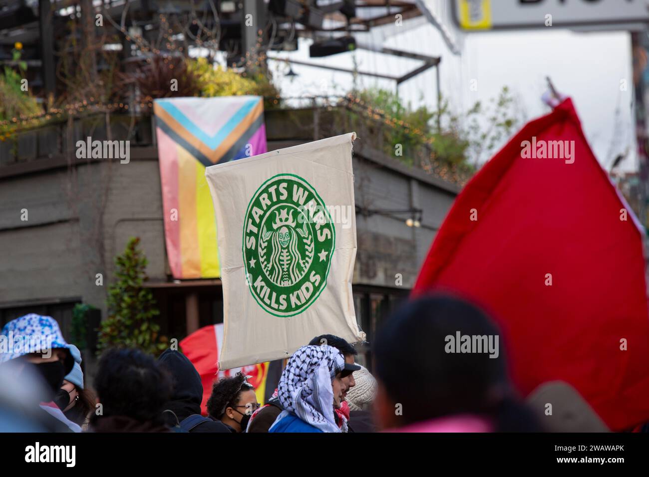 Seattle, Washington, États-Unis. 6 janvier 2024. Des centaines de personnes se rassemblent en solidarité avec la Palestine au Starbucks Roastery, dans le quartier de Capitol Hill à Seattle. Les manifestations hebdomadaires appelant à un cessez-le-feu immédiat se sont intensifiées depuis le déclenchement de la guerre entre Israël et les groupes militants palestiniens dirigés par le Hamas dans la bande de Gaza en octobre. Crédit : Paul Christian Gordon/Alamy Live News Banque D'Images