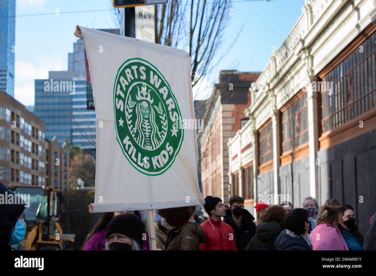 Seattle, Washington, États-Unis. 6 janvier 2024. Des centaines de personnes se rassemblent en solidarité avec la Palestine au Starbucks Roastery, dans le quartier de Capitol Hill à Seattle. Les manifestations hebdomadaires appelant à un cessez-le-feu immédiat se sont intensifiées depuis le déclenchement de la guerre entre Israël et les groupes militants palestiniens dirigés par le Hamas dans la bande de Gaza en octobre. Crédit : Paul Christian Gordon/Alamy Live News Banque D'Images