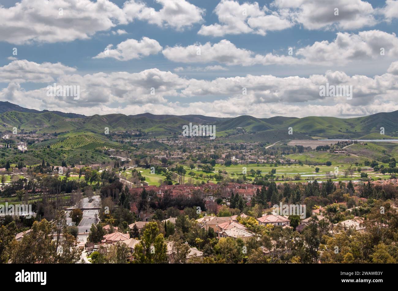 Paysage californien - vue aérienne de Simi Valley près de Los Angeles CA, au printemps Banque D'Images
