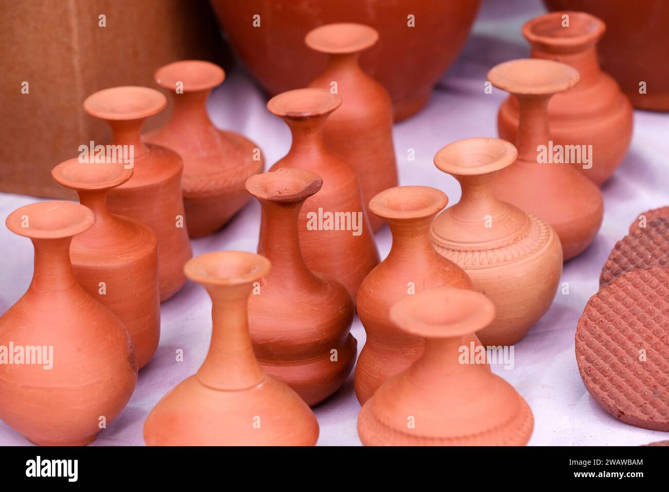 Collection d'images avec pot de poterie fait main non émaillé en argile rouge. Vase Teracota. Bases de la poterie. Vente à Pune, Inde, foire artisanale. Banque D'Images