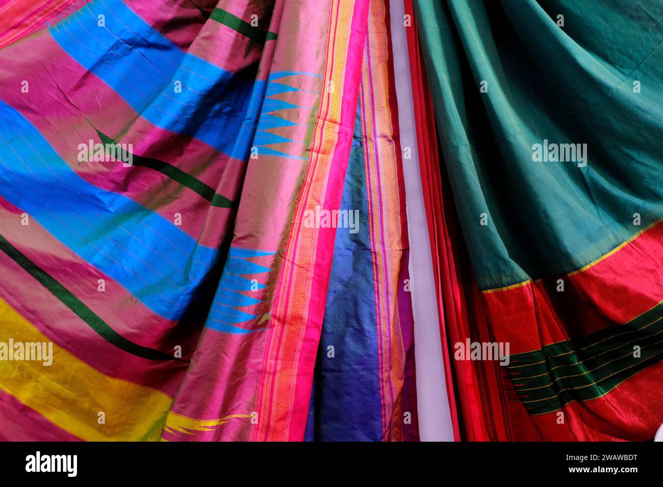 sari en soie indienne fait à la main, saree avec des détails dorés, femme porter sur le festival, cérémonie et mariages, sarees coûteux sont célèbres pour leur or et s. Banque D'Images