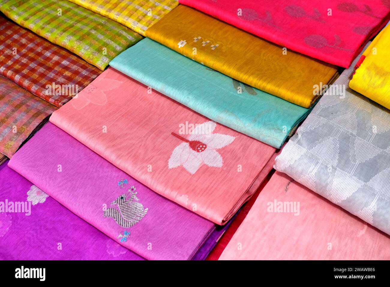 sari en soie indienne fait à la main, saree avec des détails dorés, femme porter sur le festival, cérémonie et mariages, sarees coûteux sont célèbres pour leur or et s. Banque D'Images