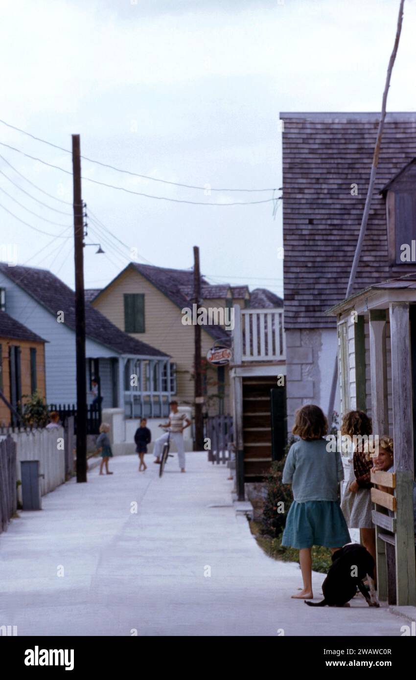 GREEN TURTLE CAY, ABACO, BAHAMAS - AVRIL 28 : vue générale de jeunes enfants jouant sur un chemin avec leur chien le 28 avril 1956 à Green Turtle Cay, Abaco, Bahamas. (Photo de Hy Peskin) Banque D'Images