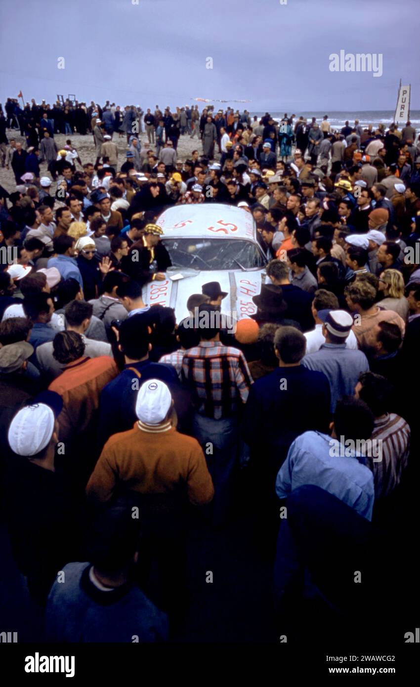 DAYTONA BEACH, FL - 26 FÉVRIER : des fans entourent la voiture accidentée de Junior Johnson dans le Pontiac #55 après que Johnson se soit écrasé lors de la course NASCAR Daytona Beach and Road course 1956 le 26 février 1956 à Daytona Beach, en Floride. (Photo de Hy Peskin) *** Légende locale *** Junior Johnson Banque D'Images